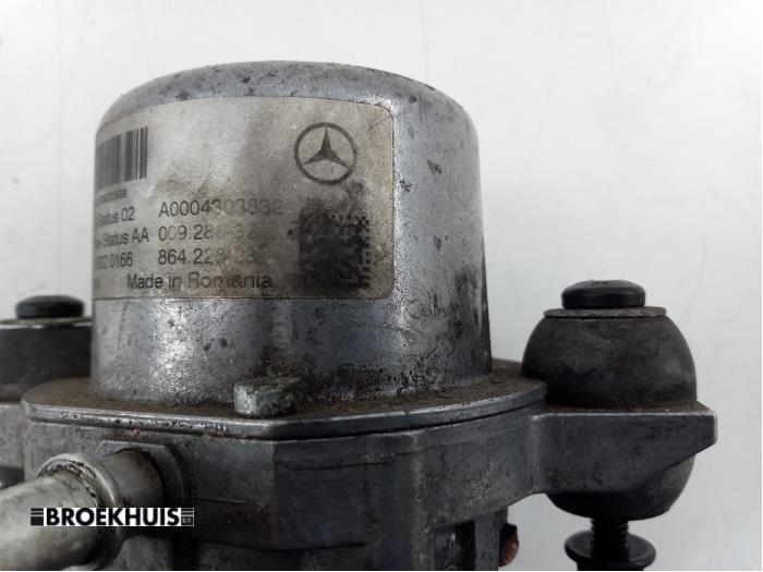 Vakuumpumpe (Benzin) van een Mercedes-Benz C Estate (S205) C-350 e 2.0 16V 2015