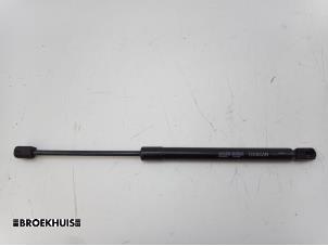 Begagnade Gasfjäder, vänster bak Hyundai i20 1.2i 16V Pris € 10,00 Marginaltabell erbjuds av Autobedrijf Broekhuis B.V.