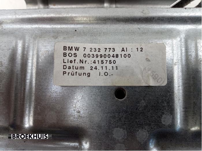 Engine luggage coverage left from a BMW 5 serie Touring (F11) 520d 16V 2011