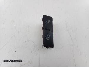 Used Central locking switch Mercedes ML III (166) 2.1 ML-250 CDI 16V BlueTEC 4-Matic Price € 20,00 Margin scheme offered by Autobedrijf Broekhuis B.V.