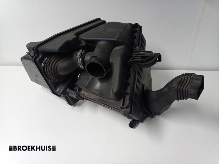Begagnade Luftfilterhus Volvo V70 (BW) 2.0 16V Pris € 40,00 Marginaltabell erbjuds av Autobedrijf Broekhuis B.V.