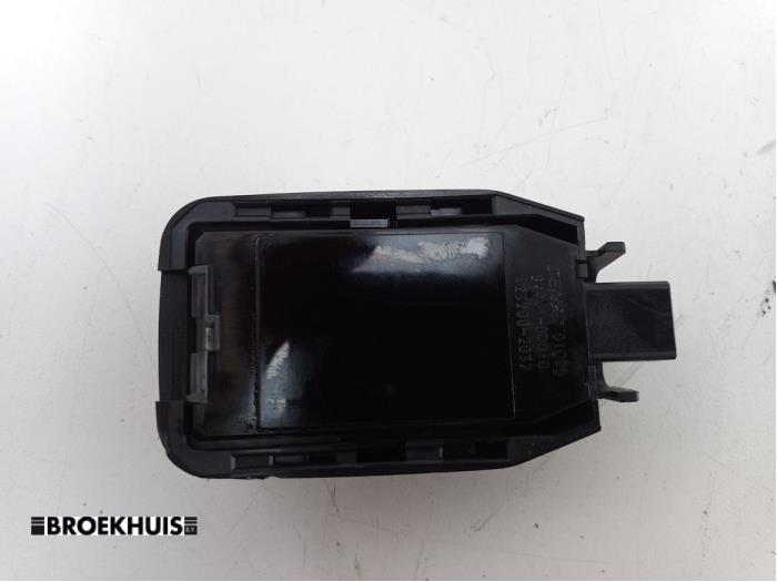 Begagnade Regnsensor Toyota Yaris III (P13) 1.5 16V Hybrid Pris € 25,00 Marginaltabell erbjuds av Autobedrijf Broekhuis B.V.