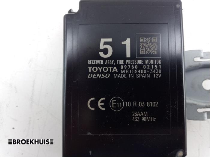 Tyre pressure module from a Toyota Auris Touring Sports (E18) 1.8 16V Hybrid 2016
