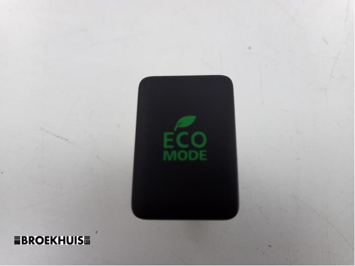 Usados Interruptor Mitsubishi Eclipse Cross (GK/GL) 1.5 Turbo 16V 2WD Precio € 20,00 Norma de margen ofrecido por Autobedrijf Broekhuis B.V.