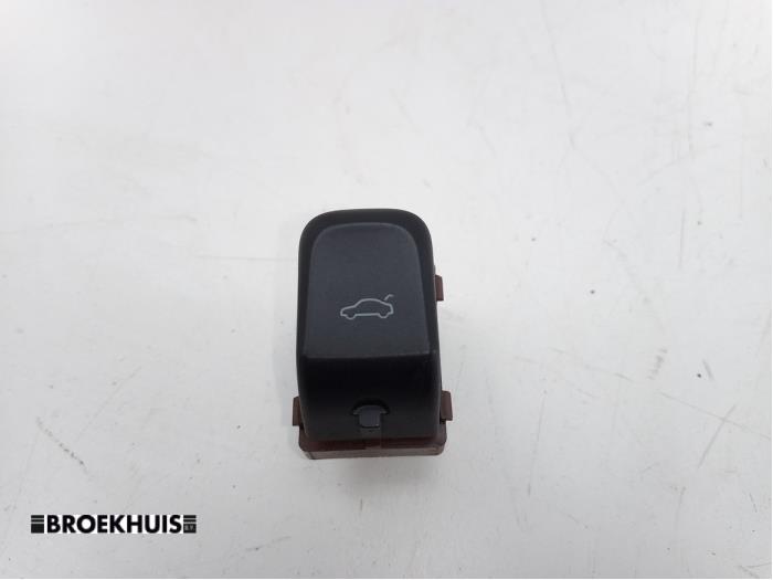 Tailgate switch from a Audi Q5 (8RB) 2.0 TFSI 16V Quattro 2011