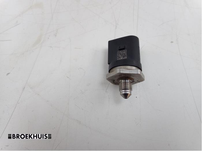 Sensor de presión de combustible de un Audi TT Roadster (8J9) 1.8 TFSI 16V 2013