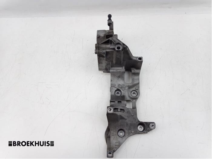 Used Alternator upper bracket Skoda Superb (3V3) 1.6 TDI Price € 25,00 Margin scheme offered by Autobedrijf Broekhuis B.V.
