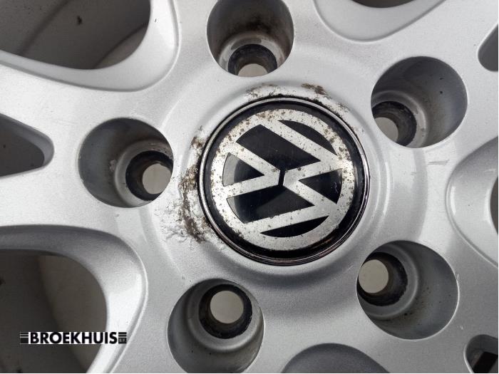Wheel from a Volkswagen Caddy III (2KA,2KH,2CA,2CH) 1.6 TDI 16V 2011