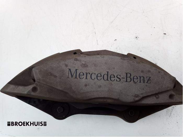 Zacisk hamulcowy lewy przód z Mercedes-Benz C Estate (S205) C-350 e 2.0 16V 2016