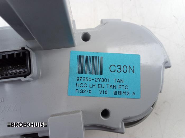 Heater control panel from a Hyundai iX35 (LM) 2.0 16V 2011