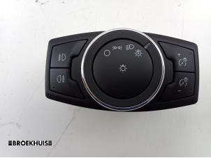 Używane Przelacznik swiatel Ford Focus 3 Wagon 1.6 TDCi ECOnetic Cena € 25,00 Procedura marży oferowane przez Autobedrijf Broekhuis B.V.