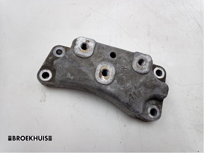 Usagé Support boîte de vitesses Volkswagen Golf VI (5K1) 2.0 GTI 16V Prix € 15,00 Règlement à la marge proposé par Autobedrijf Broekhuis B.V.