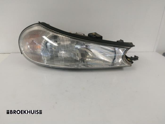 Używane Reflektor prawy Ford Mondeo II Wagon 2.0i 16V Cena € 15,00 Procedura marży oferowane przez Autobedrijf Broekhuis B.V.