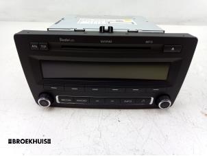 Used Radio CD player Skoda Octavia (1Z3) 1.2 TSI Price € 75,00 Margin scheme offered by Autobedrijf Broekhuis B.V.