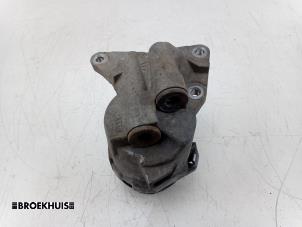Used Oil filter housing Toyota Auris Touring Sports (E18) 1.8 16V Hybrid Price € 60,00 Margin scheme offered by Autobedrijf Broekhuis B.V.