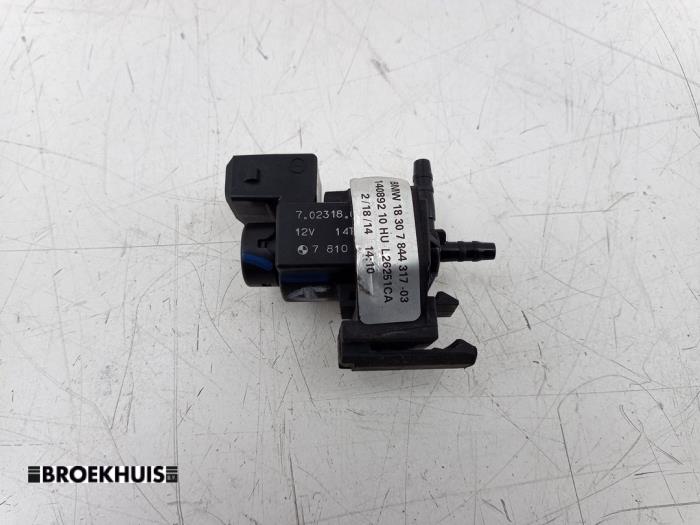 Vacuum valve from a BMW 6 serie Gran Coupe (F06) M6 V8 32V Competition Package 2015