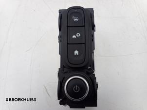 Used Navigation control panel Renault Clio IV Estate/Grandtour (7R) 1.5 Energy dCi 90 FAP Price € 25,00 Margin scheme offered by Autobedrijf Broekhuis B.V.