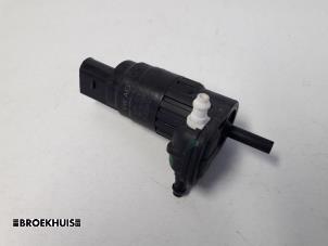 Used Windscreen washer pump Volkswagen Fox (5Z) 1.2 Price € 5,00 Margin scheme offered by Autobedrijf Broekhuis B.V.