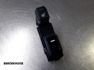 Używane Przelacznik elektrycznej szyby Hyundai iX35 (LM) 2.0 CRDi 16V 4x4 Cena € 15,00 Procedura marży oferowane przez Autobedrijf Broekhuis B.V.