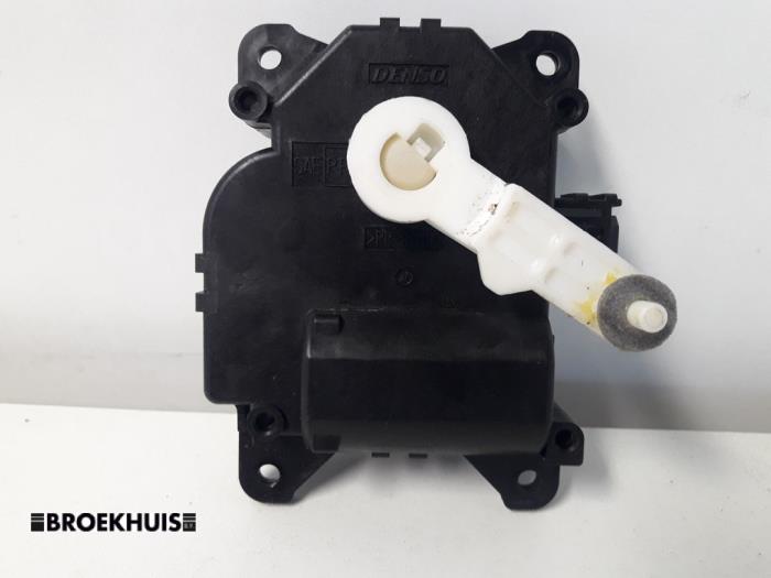Heater valve motor from a Toyota Yaris III (P13) 1.5 16V Hybrid 2019