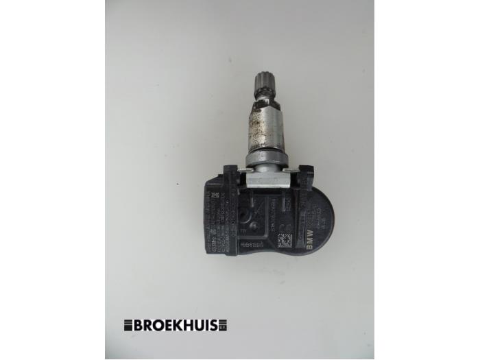 Tyre pressure sensor from a BMW 4 serie Gran Coupe (F36) 420d 2.0 16V 2015
