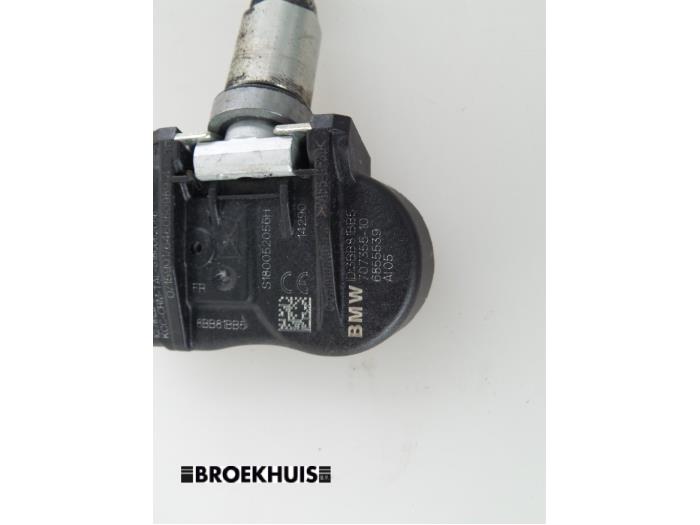 Tyre pressure sensor from a BMW 4 serie Gran Coupe (F36) 420d 2.0 16V 2015
