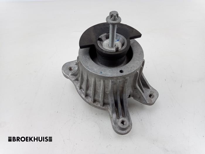 Usagé Support moteur Mercedes C (W205) C-200d 1.6 Turbo 16V Prix € 40,00 Règlement à la marge proposé par Autobedrijf Broekhuis B.V.