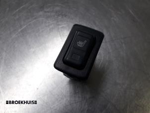 Usados Interruptor de calefactor de asiento Mazda 2 (DE) 1.3 16V MZR Precio € 10,00 Norma de margen ofrecido por Autobedrijf Broekhuis B.V.