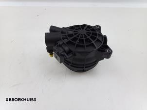 Usagé Boîtier de filtre carburant Mercedes C (W205) C-200d 1.6 Turbo 16V Prix € 75,00 Règlement à la marge proposé par Autobedrijf Broekhuis B.V.