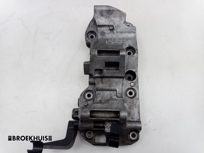 Usagé Support dynamo bas BMW 1 serie (F20) 125d 2.0 16V Prix € 25,00 Règlement à la marge proposé par Autobedrijf Broekhuis B.V.