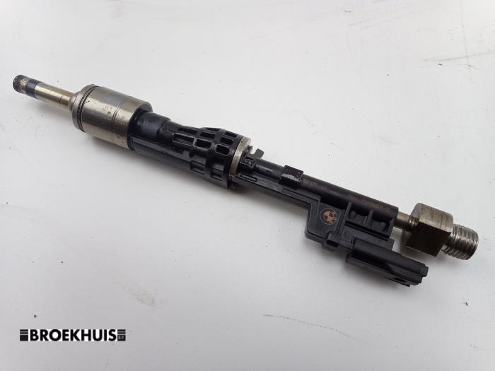 Injecteur (injection essence) d'un BMW 1 serie (F20) M135i xDrive 3.0 24V 2013