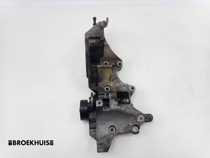 Usagé Support dynamo haut Skoda Fabia II Combi 1.2 TDI 12V Greenline Prix € 35,00 Règlement à la marge proposé par Autobedrijf Broekhuis B.V.