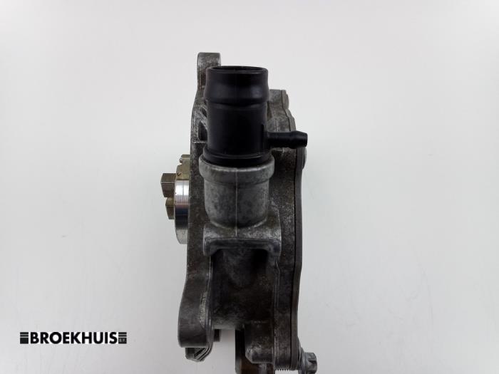 Vacuum pump (petrol) from a Mercedes-Benz C Estate (S205) C-350 e 2.0 16V 2016