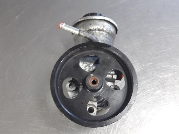 Usagé Pompe de direction Toyota Avensis Wagon (T25/B1E) 2.0 16V D-4D-F Prix € 40,00 Règlement à la marge proposé par Autobedrijf Broekhuis B.V.