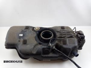 Gebrauchte Krafstofftank Opel Karl 1.0 12V Preis € 50,00 Margenregelung angeboten von Autobedrijf Broekhuis B.V.