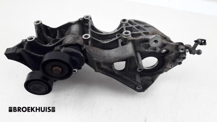 Usagé Support dynamo haut Audi A6 Avant (C7) 2.0 TDI 16V Prix € 65,00 Règlement à la marge proposé par Autobedrijf Broekhuis B.V.