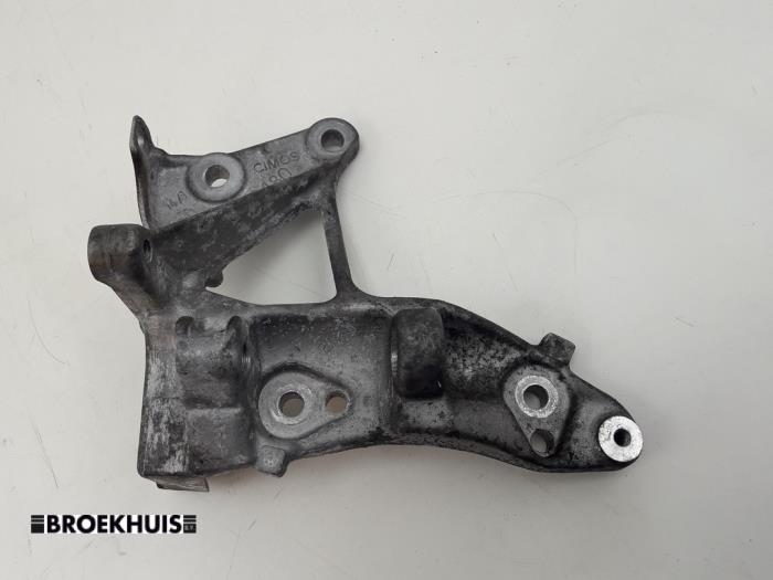 Usagé Support dynamo haut Volvo V40 (MV) 1.6 D2 Prix € 20,00 Règlement à la marge proposé par Autobedrijf Broekhuis B.V.