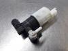 Windscreen washer pump from a Renault Megane II (BM/CM), 2002 / 2009 1.4 16V 98, Hatchback, Petrol, 1.390cc, 72kW (98pk), FWD, K4J730, 2002-10 / 2005-12, BM1A 2004