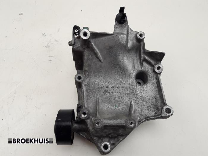 Usagé Support dynamo bas Mercedes C (W205) C-220 2.2 CDI BlueTEC, C-220 d 16V Prix € 30,00 Règlement à la marge proposé par Autobedrijf Broekhuis B.V.