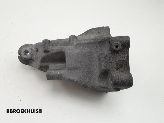Used Engine mount Mercedes C (W205) C-220 2.2 CDI BlueTEC, C-220 d 16V Price € 30,00 Margin scheme offered by Autobedrijf Broekhuis B.V.