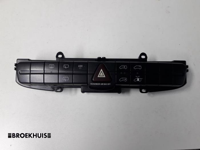 Używane Przelacznik Mercedes Viano (639) 2.0 CDI 16V Cena € 24,20 Z VAT oferowane przez Autobedrijf Broekhuis B.V.
