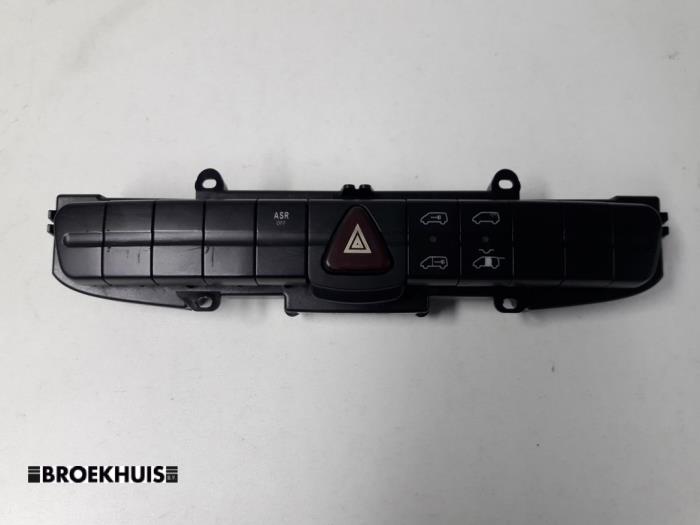 Usagé Commodo Mercedes Vito (639.6) 2.2 111 CDI 16V Prix € 24,20 Prix TTC proposé par Autobedrijf Broekhuis B.V.