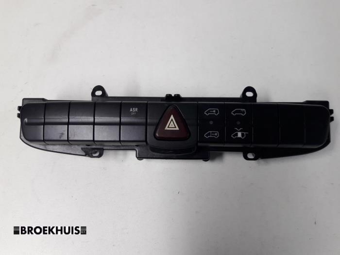 Usagé Commodo Mercedes Vito (639.7) 2.2 115 CDI 16V Prix € 18,15 Prix TTC proposé par Autobedrijf Broekhuis B.V.