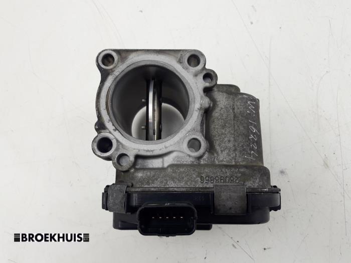 Throttle body from a Peugeot 5008 I (0A/0E) 1.6 HDiF 16V 2012
