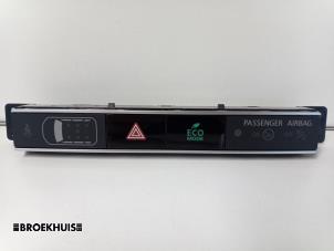 Usagé Commutateur éclairage d'urgence Mitsubishi Outlander (GF/GG) 2.0 16V 4x2 Prix € 30,00 Règlement à la marge proposé par Autobedrijf Broekhuis B.V.