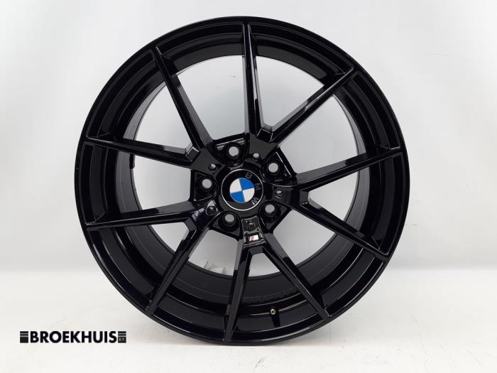 Wheel from a BMW 3 serie Touring (F31) 320d 2.0 16V 2013