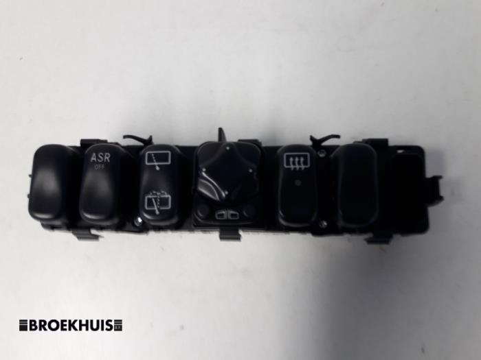 Używane Przelacznik Mercedes A (W168) 1.6 A-160 Cena € 20,00 Procedura marży oferowane przez Autobedrijf Broekhuis B.V.