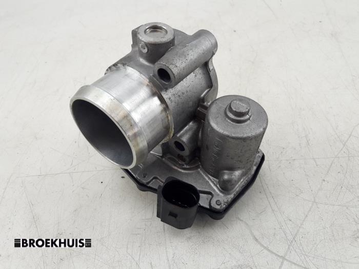 Throttle body from a Ford Focus 3 Wagon 1.0 Ti-VCT EcoBoost 12V 100 2013