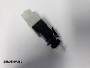 Usados Interruptor de luz de freno Mercedes Vito (639.7) 2.2 115 CDI 16V Precio € 10,00 Norma de margen ofrecido por Autobedrijf Broekhuis B.V.