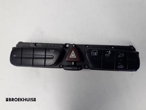 Gebrauchte Panikbeleuchtung Schalter Mercedes C (W203) 2.2 C-200 CDI 16V Preis € 25,00 Margenregelung angeboten von Autobedrijf Broekhuis B.V.